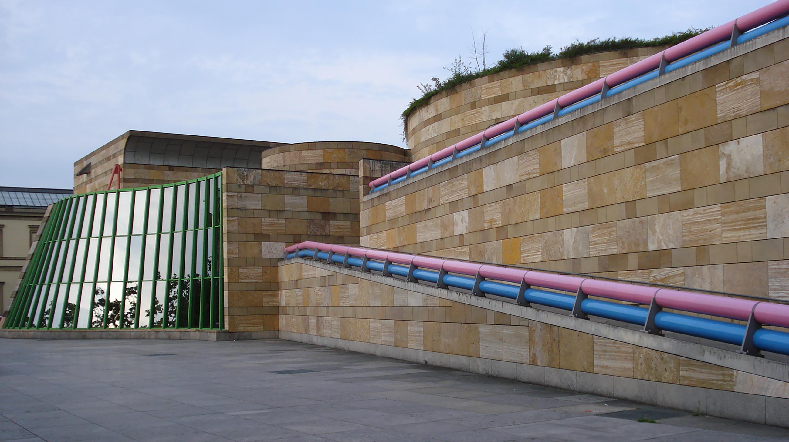 Государственная галерея. Галерея neue Staatsgalerie в Штутгарте. Государственная галерея в Штутгарте (Джеймс Стирлинг, 1984 г.).. Стирлинг Архитектор галерея в Штутгарте. Новая государственная галерея в Штутгарте (1984)..