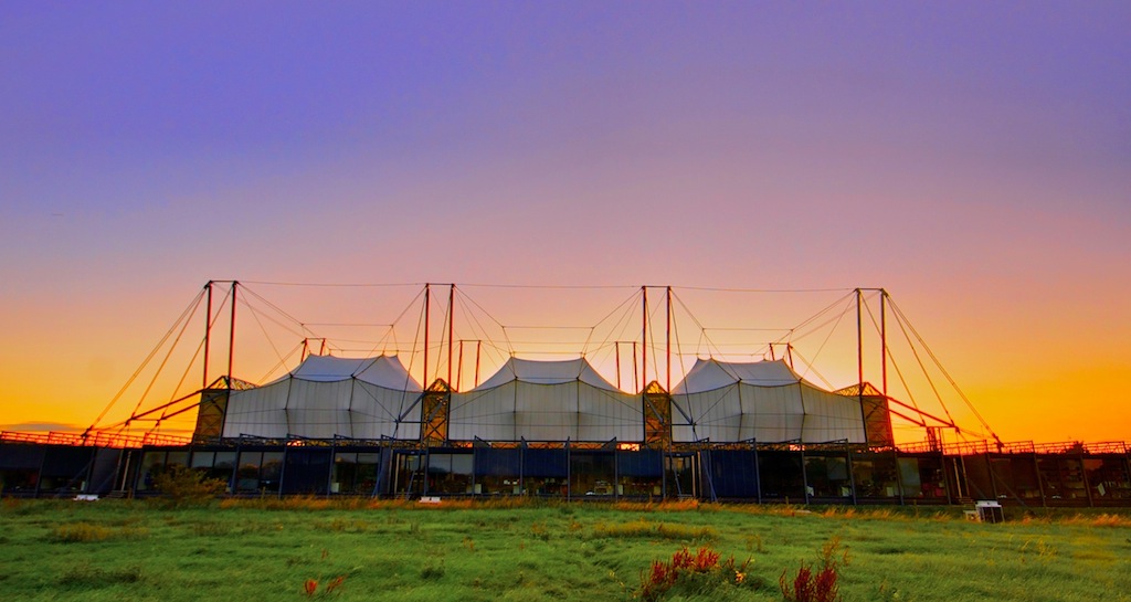 Awning-sheltered central facilities at the Schlumberger campus | photo: Nigel Cooke, flikr