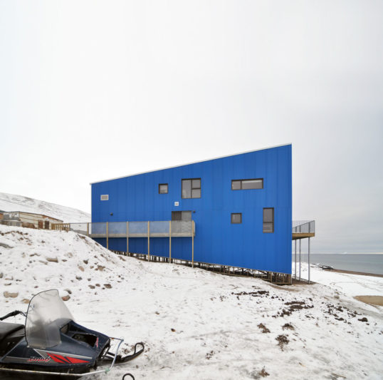 Blouin Orzes architectes | Wildlife Field Research Station, Pond Inlet, Nunavut, Canada, 2016. Credit: Courtesy Blouin Orzes architectes.